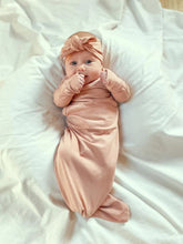 Afbeelding in Gallery-weergave laden, Timboo - Knotted Baby Gown 0-3 m - Misty Rose - LAATSTE STUK